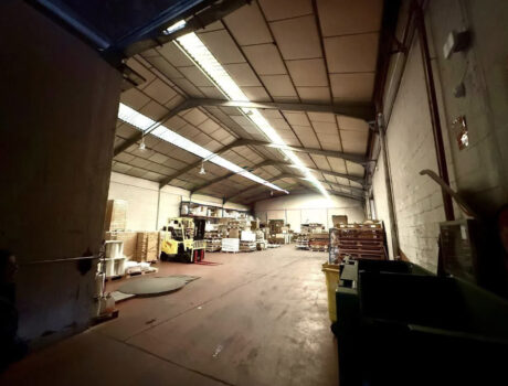 Nave Industrial Tecnificada de 974 m² con Centro de Transformación en San Fernando de Henares